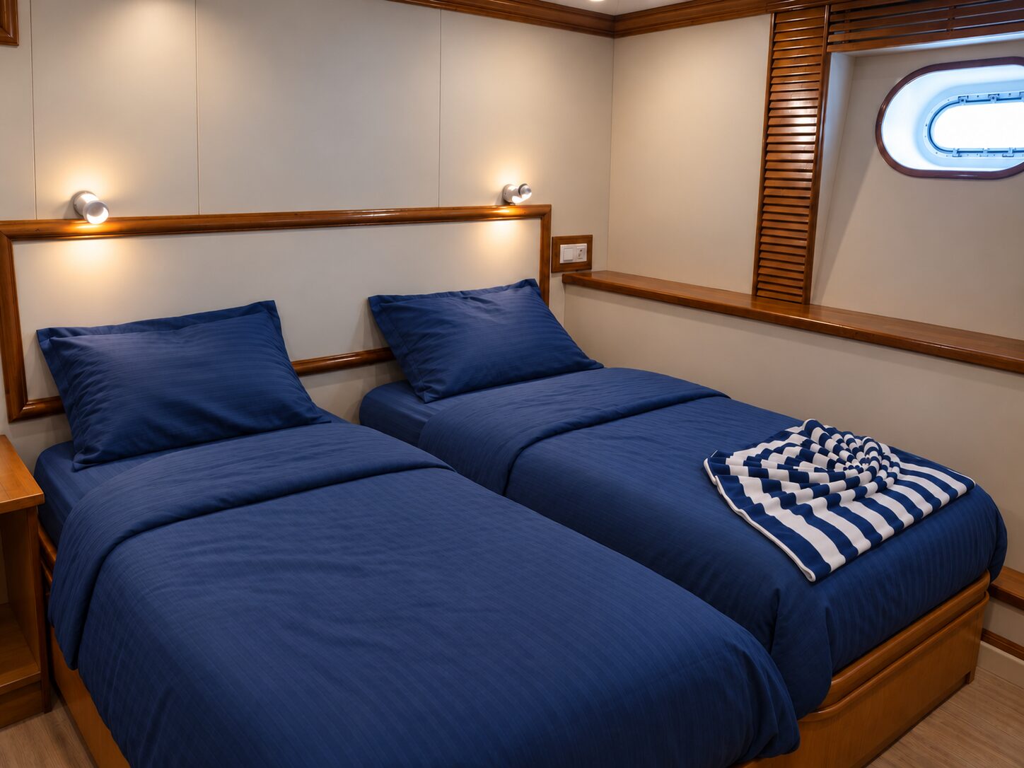 Lower deck twin/double photo 1